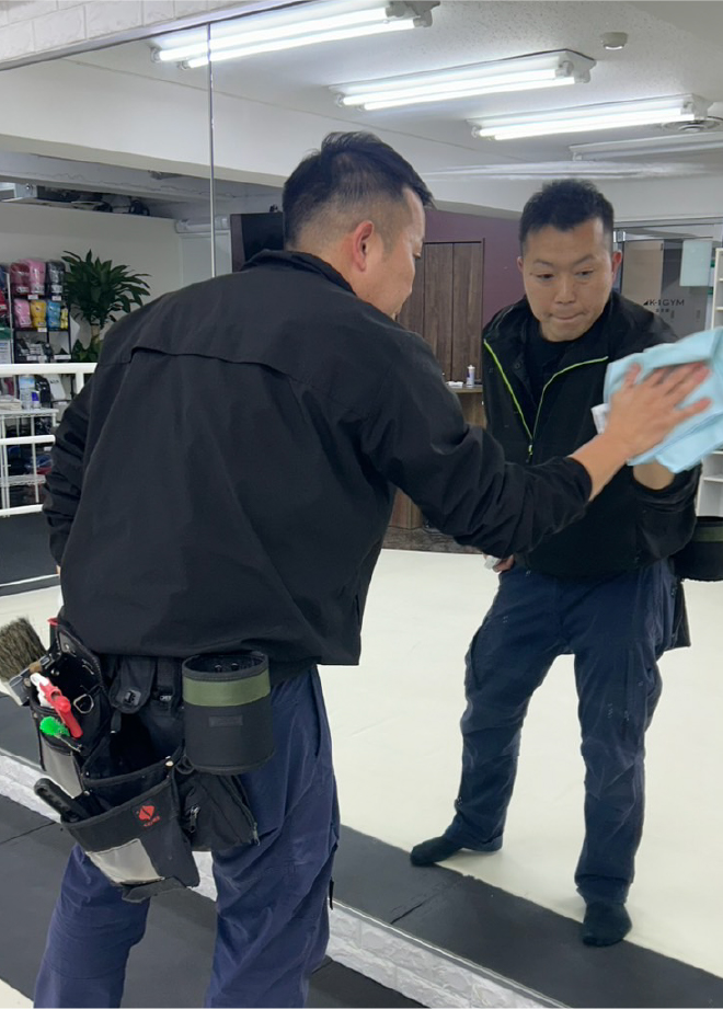 「きっかけは、美容室の鏡清掃に苦労するスタッフの姿でした。」