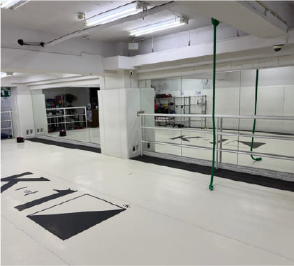 スポーツジムの鏡